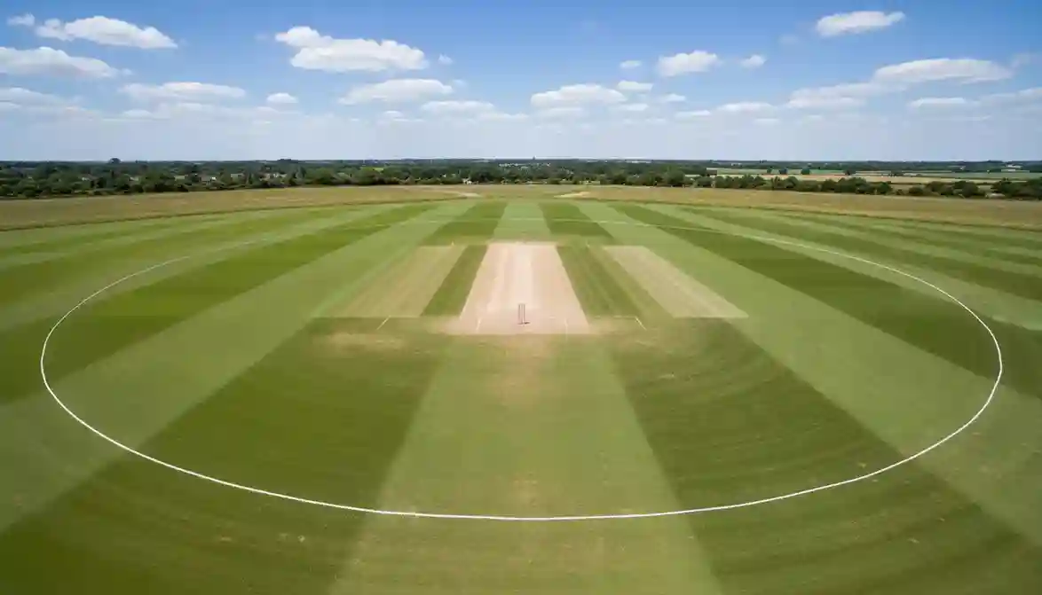 Cricketveld met pitch en wickets - basisregels cricket wedden